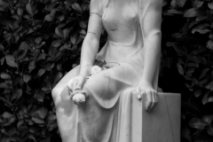 Frau-auf-Stein