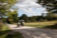 Anita-Ho-Traktor-auf-der-Strasse