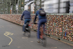 GG-Koeln-Geisterfahrer-vor-Liebesschloessern